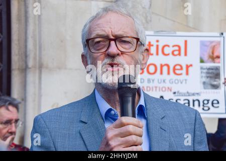 London, Großbritannien. Oktober 2021. Jeremy Corbyn spricht am zweiten Tag der Anhörung von Julian Assange vor den königlichen Gerichtshöfen mit der Presse. Die US-Regierung legte Berufung gegen die Entscheidung ein, den WikiLeaks-Gründer nicht auszuliefern. Stockfoto