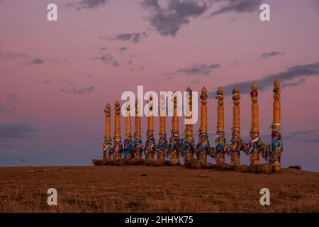 Buntes Klebeband auf den Holzsäulen im heiligen burjat-Platz auf Kap Burkhan im Dorf Khuzhir auf der Insel Olchon, Baikalsee, Russland Stockfoto