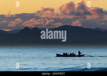 Traditionelles lebensrettendes Boot auf dem Ozean. Byron Bay, New South Wales, Australien Stockfoto