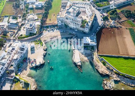 Luftaufnahme der Abtei san vito und des Strandes bei polignano a Mare, apulien, italien Stockfoto