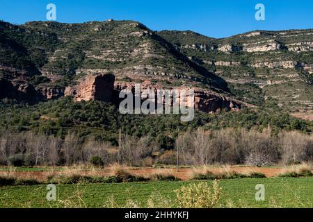 Landschaftsansicht der katalanischen Berge und Wiesen in Sant Miquel del Fai in der katalanischen Landschaft. Ländliche katalonien und Natur Stockfoto