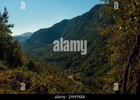 Landschaftsansicht der katalanischen Berge und Wiesen in Sant Miquel del Fai in der katalanischen Landschaft. Ländliche katalonien und Natur Stockfoto