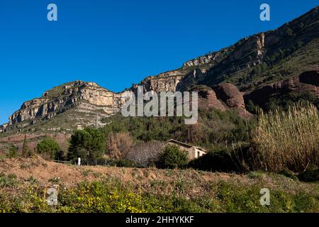 Landschaftsansicht der katalanischen Berge und Wiesen in Sant Miquel del Fai in der katalanischen Landschaft. Ländliche katalonien und Natur Stockfoto