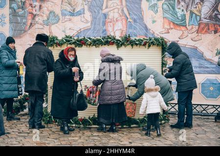 Lviv, Ukraine - 19. Januar 2022 : Orthodoxer Feiertag von Epiphanie. Menschen sammeln geweihtes Weihwasser in Flaschen und Behältern, um es nach Hause zu bringen Stockfoto