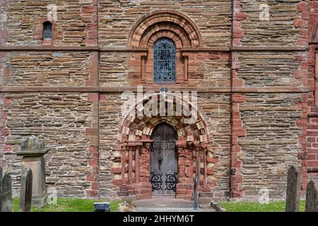 St. Magnus Cathedral (Südeingang) und Grabstätte in Kirkwall auf dem Festland Orkney in Schottland Stockfoto