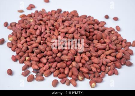 Ein Haufen geschälter, roher Erdnüsse. Erdnüsse ohne Schalen, geschälte rohe Erdnüsse, gesunde Ernährung Stockfoto