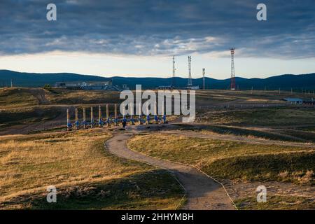 Buntes Klebeband auf den Holzsäulen im heiligen burjat-Platz auf Kap Burkhan im Dorf Khuzhir auf der Insel Olchon, Baikalsee, Russland Stockfoto