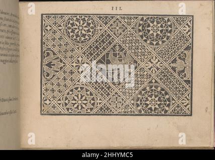Prima Parte de' Fiori, e Disegni di vie sorti di Ricami Moderni, Seite 3 (recto) 1591 Giovanni Battista Ciotti Italienisch Geschrieben von Giovanni Battista Ciotti, herausgegeben von Francesco de' Franceschi, italienisch, aktiv 16th. Jahrhundert.von oben nach unten, Und von links nach rechts:Designed ist mit einer Reihe von Diamanten verziert, die aus Zierrahmen und kleineren Diamanten mit Blumen an jeder Ecke gebildet werden. Im Inneren des zentralen Diamanten befindet sich eine geflügelte Figur, die mit einem Pfeil und einem Bogen läuft. In den anderen Diamanten befinden sich Kreise, die Sterne und andere lineare Formen enthalten. Prima Parte de' Fiori, e Disegni di varie sorti Stockfoto