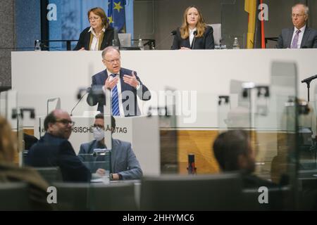 Hannover, Deutschland. 26th Januar 2022. Stephan weil (SPD), Ministerpräsident von Niedersachsen, hält eine Rede im landtag Niedersachsens. Es wird unter anderem über die aktuelle Situation in Corona debattiert. Quelle: Ole Spata/dpa/Alamy Live News Stockfoto