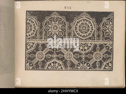 Prima Parte de' Fiori, e Disegni di varie sorti di Ricami Moderni, Seite 12 (recto) 1591 Giovanni Battista Ciotti Italienisch Geschrieben von Giovanni Battista Ciotti, herausgegeben von Francesco de' Franceschi, italienisch, aktiv 16th. Jahrhundert.von oben nach unten und von links nach rechts:Entwurf bestehend aus 2 horizontalen Registern. Das obere Register ist mit 4 halbovalen Motiven verziert, die ein alternierendes Muster aus zentralen floralen Elementen enthalten. Das untere Register ist mit einem Muster aus ornamentierten Quatrefoil-Motiven verziert, die durch einen Kreis in der Mitte gekennzeichnet sind. Prima Parte de' Fiori, e Disegni di varie sorti di Rica Stockfoto