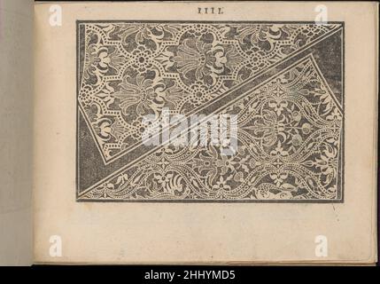 Prima Parte de' Fiori, e Disegni di vie sorti di Ricami Moderni, Seite 4 (recto) 1591 Giovanni Battista Ciotti Italienisch Geschrieben von Giovanni Battista Ciotti, herausgegeben von Francesco de' Franceschi, italienisch, aktiv 16th. Jahrhundert.von oben nach unten, Und von links nach rechts: Das Design ist durch eine schwarze diagonale Linie mit einem Dreieck an jedem Ende in 2 Abschnitte unterteilt. Auf beiden Seiten des geteilten Raumes befindet sich ein Blumenmuster, das in mehreren verzierten Viereck-Formen enthalten ist. Prima Parte de' Fiori, e Disegni di varie sorti di Ricami Moderni, Seite 4 (recto) 660913 Stockfoto