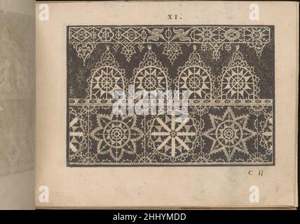 Prima Parte de' Fiori, e Disegni di varie sorti di Ricami Moderni, Seite 11 (recto) 1591 Giovanni Battista Ciotti Italienisch Geschrieben von Giovanni Battista Ciotti, herausgegeben von Francesco de' Franceschi, italienisch, aktiv 16th. Jahrhundert.von oben nach unten und von links nach rechts:Entwurf bestehend aus 3 horizontalen Registern. Das obere Register ist mit Quadraten geschmückt, die mit Diamanten, Blumen und Sternen verziert sind. Das mittlere Register ist mit 4 halbovalen Motiven verziert, die ein 8-seitiges Sternmotiv enthalten. Das untere Register ist mit Quadraten verziert, die ein alternierendes Blumenmuster enthalten. Prima Parte de' Fiori, e Disegni di Stockfoto
