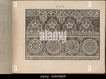 Prima Parte de' Fiori, e Disegni di varie sorti di Ricami Moderni, Seite 8 (recto) 1591 Giovanni Battista Ciotti Italienisch Geschrieben von Giovanni Battista Ciotti, herausgegeben von Francesco de' Franceschi, italienisch, aktiv 16th. Jahrhundert.von oben nach unten und von links nach rechts:Entwurf bestehend aus 3 horizontalen Registern. Das obere Register ist mit verzierten Quadraten verziert, die jeweils ein Diamant- oder Blumenmotiv enthalten. Das mittlere Register ist mit einem Muster aus halbovalen Motiven verziert, die mit Dreiecken und anderen linearen Mustern verziert sind. Das untere Register ist mit 4 verzierten Kreisen verziert, die jeweils mit einer Reihe von Linien verlaufen Stockfoto