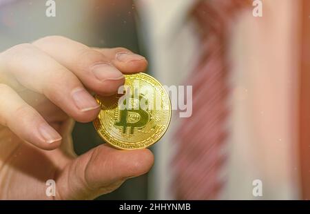 Abwertungsbitcoin. Nahaufnahme Bitcoin und digitale Aktienmarktgraph-Balken auf Schwarz. Kryptowährung. Bitcoin-Aktienwachstum. Investitionen in virtuelle Ressourcen. Stockfoto