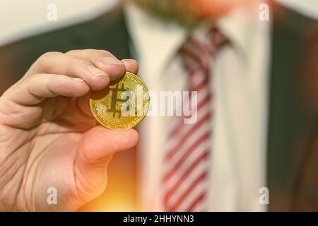 Abwertungsbitcoin. Nahaufnahme Bitcoin und digitale Aktienmarktgraph-Balken auf Schwarz. Kryptowährung. Bitcoin-Aktienwachstum. Investitionen in virtuelle Ressourcen. Stockfoto