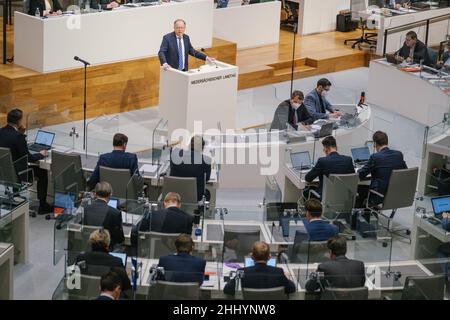 Hannover, Deutschland. 26th Januar 2022. Stephan weil (SPD), Ministerpräsident von Niedersachsen, hält eine Rede im landtag Niedersachsens. Es wird unter anderem über die aktuelle Situation in Corona debattiert. Quelle: Ole Spata/dpa/Alamy Live News Stockfoto