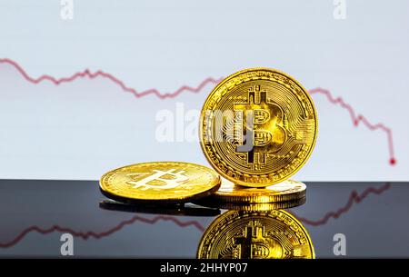 Abwertungsbitcoin. Nahaufnahme Bitcoin und digitale Aktienmarktgraph-Balken auf Schwarz. Kryptowährung. Bitcoin-Aktienwachstum. Investitionen in virtuelle Ressourcen. Stockfoto