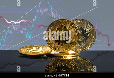 Abwertungsbitcoin. Nahaufnahme Bitcoin und digitale Aktienmarktgraph-Balken auf Schwarz. Kryptowährung. Bitcoin-Aktienwachstum. Investitionen in virtuelle Ressourcen. Stockfoto