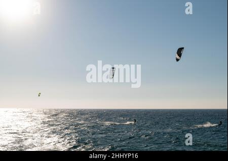 Nahariya's Promenade und Galei Galil Beach Blick auf das Meer und die Küste vom Pier. Segelboote und Kitesurfer in der Ferne. Stockfoto