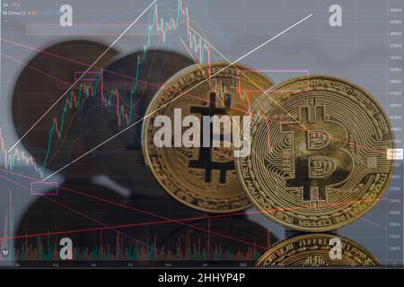 Abwertungsbitcoin. Nahaufnahme Bitcoin und digitale Aktienmarktgraph-Balken auf Schwarz. Kryptowährung. Bitcoin-Aktienwachstum. Investitionen in virtuelle Ressourcen. Stockfoto