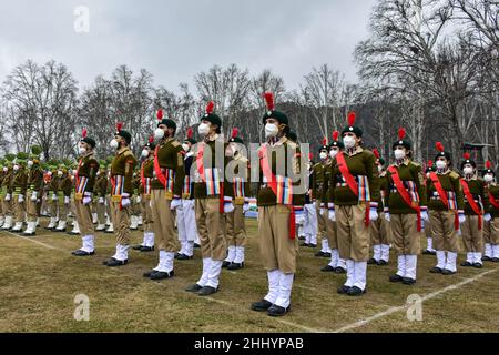 Srinagar, Indien. 26th Januar 2022. Das Nationale Kadettenkorps (NCC) bildet sich während der Feierlichkeiten zum Tag der Republik Indien in Srinagar. Die Behörden im Kaschmir-Tal organisierten offizielle Veranstaltungen zum indischen Tag der Republik 73rd inmitten einer verstärkten Sicherheitswache. An vielen Stellen im Tal wurden Checkpoints errichtet und das Fresking wurde intensiviert. Auch mobile Internetdienste wurden im Tal vorübergehend ausgesetzt. Kredit: SOPA Images Limited/Alamy Live Nachrichten Stockfoto