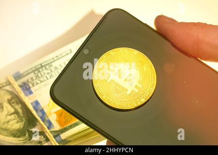 Abwertungsbitcoin. Nahaufnahme Bitcoin und digitale Aktienmarktgraph-Balken auf Schwarz. Kryptowährung. Bitcoin-Aktienwachstum. Investitionen in virtuelle Ressourcen. Stockfoto