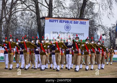 Srinagar, Indien. 26th Januar 2022. Das Nationale Kadettenkorps (NCC) marschieren während der Feierlichkeiten zum Tag der indischen Republik in Srinagar. Die Behörden im Kaschmir-Tal organisierten offizielle Veranstaltungen zum indischen Tag der Republik 73rd inmitten einer verstärkten Sicherheitswache. An vielen Stellen im Tal wurden Checkpoints errichtet und das Fresking wurde intensiviert. Auch mobile Internetdienste wurden im Tal vorübergehend ausgesetzt. Kredit: SOPA Images Limited/Alamy Live Nachrichten Stockfoto