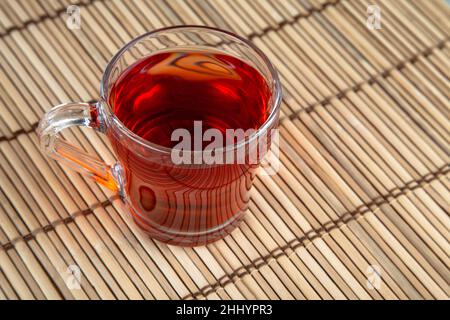 Eine Tasse Tee auf einem hölzernen Hintergrund Stockfoto