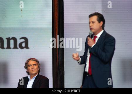 Sergio Fajardo hört Juan Manuel Galan (Rede) während der ersten Debatte über Präsidentschaftskandidaten in Bogota, Kolumbien, am 25. Januar 20 zu Stockfoto