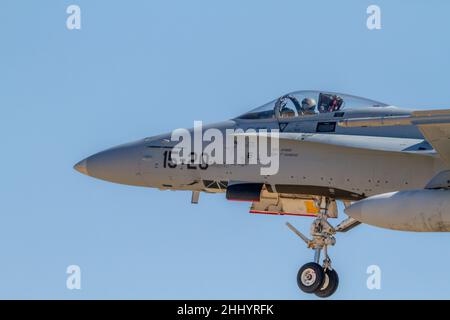 Zaragoza, SPANIEN - 16 2021. Juli - F-A-18A + Hornet Einsitzer-Kampfflugzeug, das zum Militärstützpunkt Zaragoza der spanischen Luftwaffe auf dem Zug gehört Stockfoto