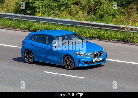 2020 blau BMW 118 118i M Sport 1499cc Benziner 6-Gang-Schaltgetriebe; Fahrzeugverkehr, bewegliche Fahrzeuge, Autos, Fahrzeuge, die auf britischen Straßen fahren, Motoren, Fahren auf der Autobahn M6 in Großbritannien. Stockfoto