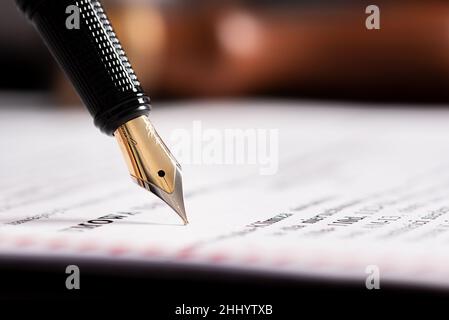 Gesetz, Notar Hintergrund Thema. Füllfederhalter und handgefertigtes Papier auf dem Schreibtisch Stockfoto