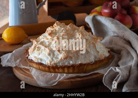 Saftige Zitronenkuchen mit flauschiger Baiser auf Holzboden. Nahaufnahme. Stockfoto