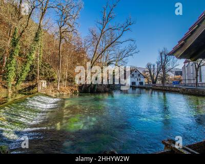 BLAUBEUREN : Blauer Topf / Blautopf Stockfoto