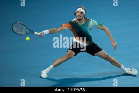 Melbourne, Australien. 26th Januar 2022. Stefanos Tsitsipas aus Griechenland tritt am 26. Januar 2022 beim Australian Open im Melbourne Park in Melbourne, Australien, beim Männer-Einzelspiel gegen Jannik SINNER aus Italien an. Quelle: Hu Jingchen/Xinhua/Alamy Live News Stockfoto