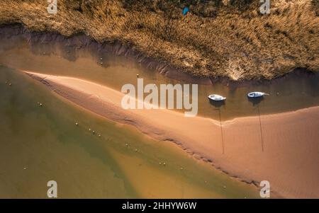 Draufsicht auf Boote und Schatten von einer Drohne über Sumpfland und River exe, Topsham, Devon, England Stockfoto