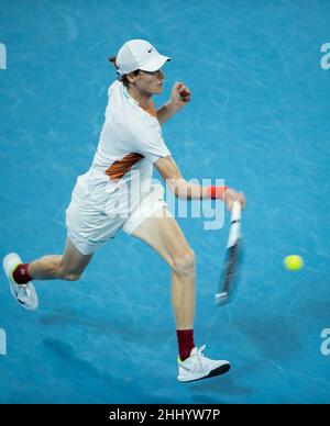 Melbourne, Australien. 26th Januar 2022. Der Italiener Jannik SINNER tritt am 26. Januar 2022 beim Australian Open im Melbourne Park in Melbourne, Australien, beim Männer-Einzelspiel gegen Stefanos Tsitsipas aus Griechenland an. Quelle: Hu Jingchen/Xinhua/Alamy Live News Stockfoto