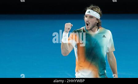 Melbourne, Australien. 26th Januar 2022. Stefanos Tsitsipas aus Griechenland feiert am 26. Januar 2022 beim Australian Open im Melbourne Park in Melbourne, Australien, beim Männer-Einzelspiel gegen Jannik SINNER aus Italien. Quelle: Hu Jingchen/Xinhua/Alamy Live News Stockfoto
