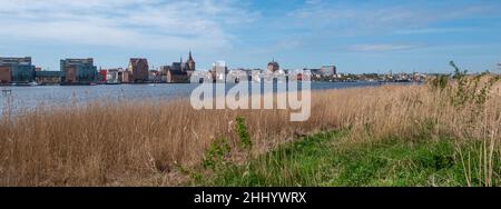 Panorama der Stadt Rostock in Mecklenburg-Vorpommern Stockfoto