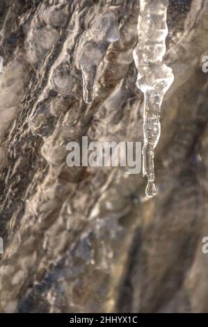 Details von Eisstalaktiten im Àneu-Tal im Winter (Naturpark Alt Pirineu, Katalonien, Spanien, Pyrenäen) ESP: Details de estalactitas de hielo Stockfoto