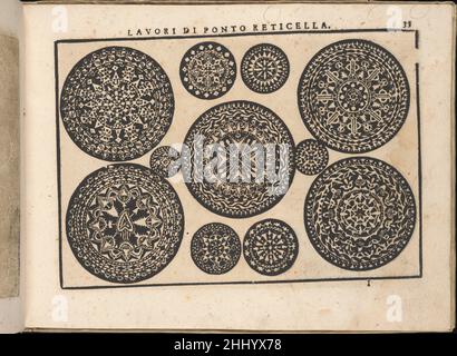 Fiore D'Ogni Virtu per le Nobili et Honeste Matrone, Seite 33 (recto) 1610 Isabella Catanea Parasole Italienisch gestaltet von Isabella Catanea Parasole, Italienisch, ca. 1575-ca. 1625, herausgegeben von Antonio Fachetti, Rom.von oben nach unten und von links nach rechts:das Design ist mit 11 schwarzen Kreisen verziert, die jeweils mit einem anderen Blumenmuster verziert sind. Fiore D'Ogni Virtu per le Nobili et Honeste Matrone, Seite 33 (recto) 661777 Stockfoto