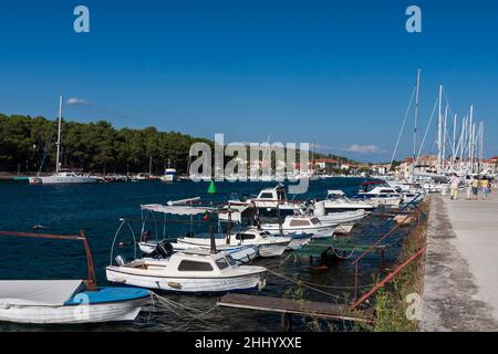 Boote und Landschaft in der historischen Hafenstadt Stari Grad auf der Insel Hvar in Kroatien. Stockfoto
