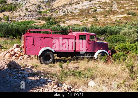 Alter Feuerwehrwagen in den Bergen auf der Insel Hvar in Kroatien. Stockfoto