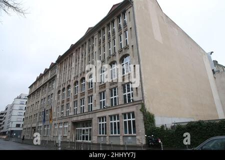 Berlin, Deutschland. 26th Januar 2022. Die Außenansicht zeigt den Sitz des neuen Bundesministeriums für Wohnungsbau, Stadtentwicklung und Bau. Das Baudenkmal ist das sogenannte Wolff Haus, das 1909 als Sitz der Firma H. Wolff, der ältesten jüdischen Modeunternehmen Berlins, erbaut wurde. Während der NS-Zeit wurde das Gebäude gewaltsam an die deutsche Reichsbahn verlegt und nach der Wiedervereinigung 1996 von der Bundesrepublik an die Erben von Wolff·erworben. Quelle: Wolfgang Kumm/dpa/Alamy Live News Stockfoto