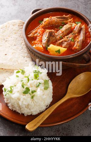 Hilachas ist ein guatemaltekisches Gericht, das aus gekochtem, geschreddertem Rindfleisch besteht, das mit Tomatensauce und Tomatillo, Kartoffeln, Karotten und Guajillo-Chilies in der Nähe serviert wird Stockfoto