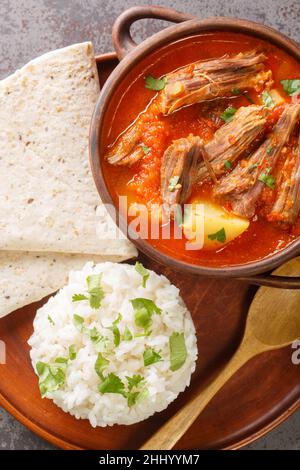 Hilachas ist ein guatemaltekisches Gericht, das aus geschreddertem Rindfleisch besteht, das mit Tomatensauce und Tomatillo, Kartoffeln, Karotten und Guajillo-Chilies in der Nähe im p serviert wird Stockfoto