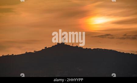 Barcelona Stadt bei Sonnenuntergang, von den Türmen der Passionsfassade der Sagrada Familia gesehen (Barcelona, Katalonien, Spanien) ESP: Barcelona al atardecer Stockfoto