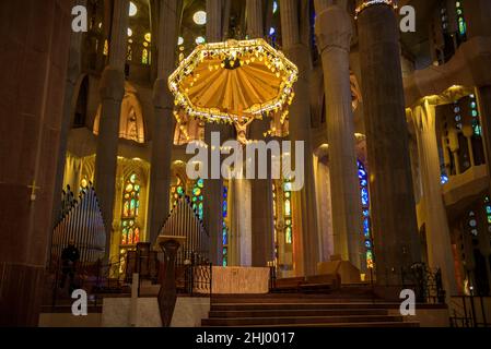 Detail des Baldachins über dem Altar der Basilika Sagrada Familia (Barcelona, Katalonien, Spanien) ESP: Detalle del baldaquino encima el Altar, BCN Stockfoto