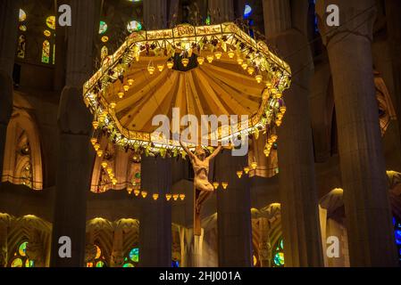 Detail des Baldachins über dem Altar der Basilika Sagrada Familia (Barcelona, Katalonien, Spanien) ESP: Detalle del baldaquino encima el Altar, BCN Stockfoto