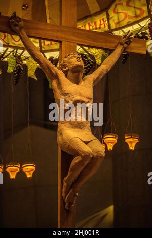 Detail des Baldachins über dem Altar der Basilika Sagrada Familia (Barcelona, Katalonien, Spanien) ESP: Detalle del baldaquino encima el Altar, BCN Stockfoto